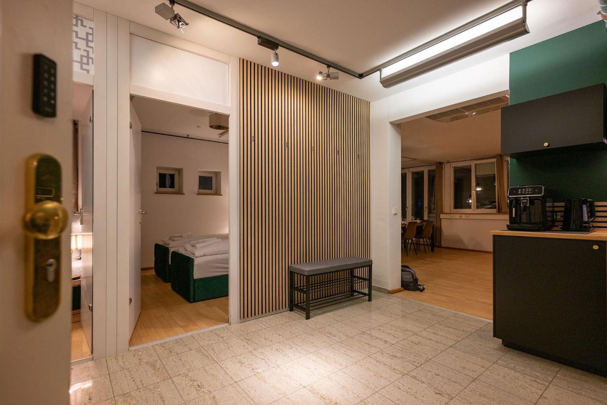 Large 150 Qm In Centrally Located 1 To 15 Guests Appartement Munich