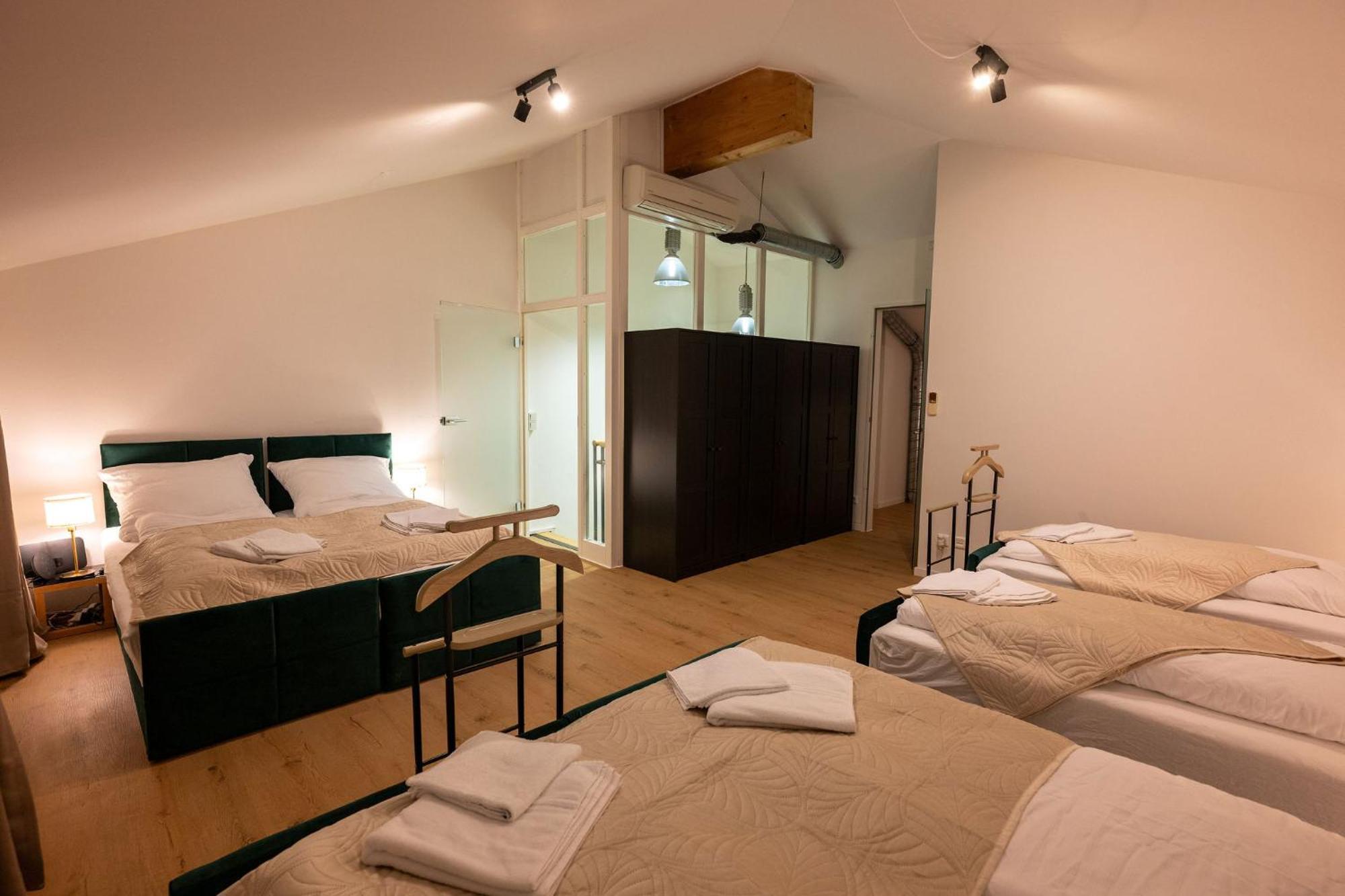 Large 150 Qm In Centrally Located 1 To 15 Guests Appartement