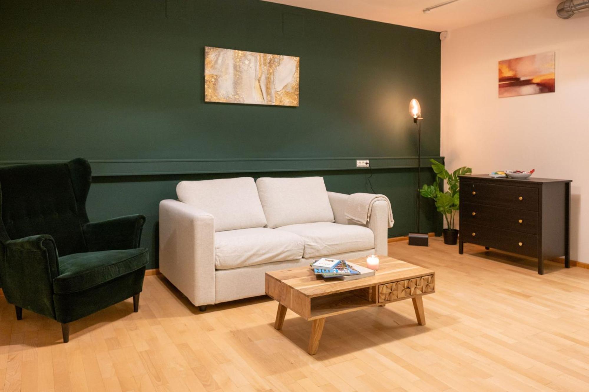 Large 150 Qm In Centrally Located 1 To 15 Guests Appartement *