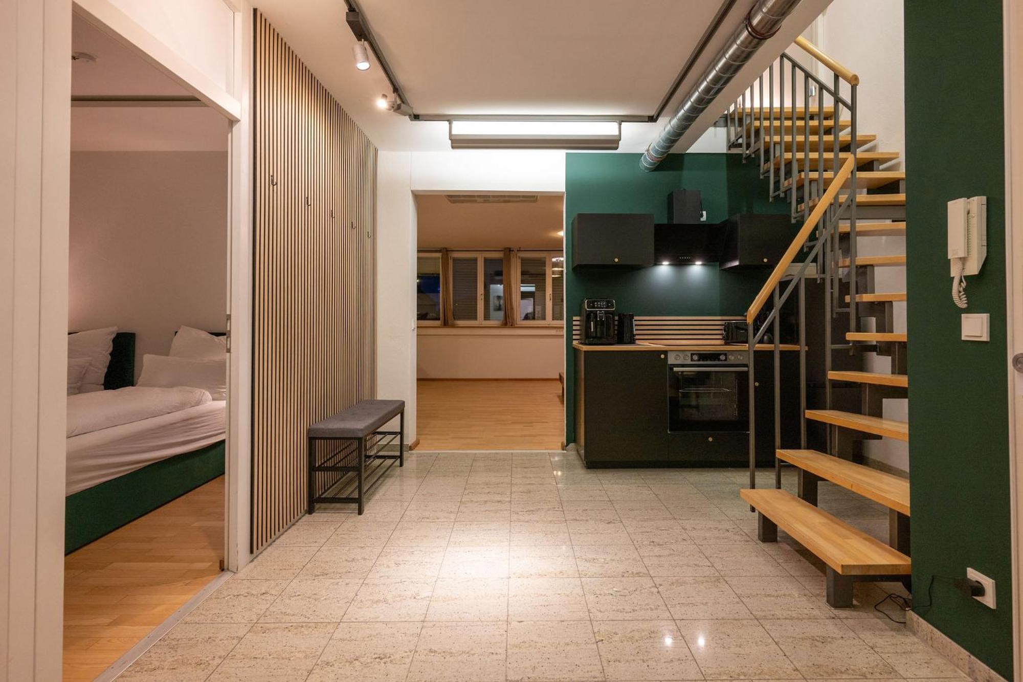 Large 150 Qm In Centrally Located 1 To 15 Guests Appartement Munich