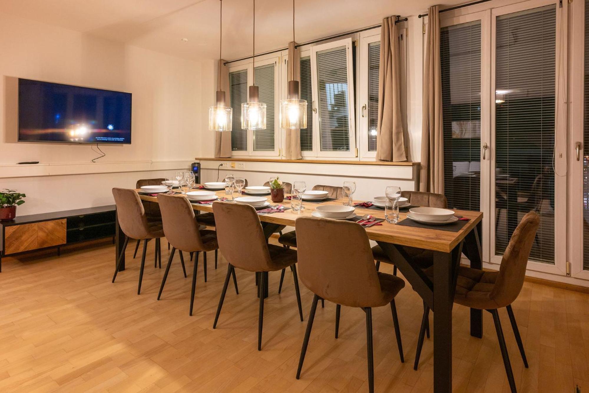 Large 150 Qm In Centrally Located 1 To 15 Guests Appartement Munich